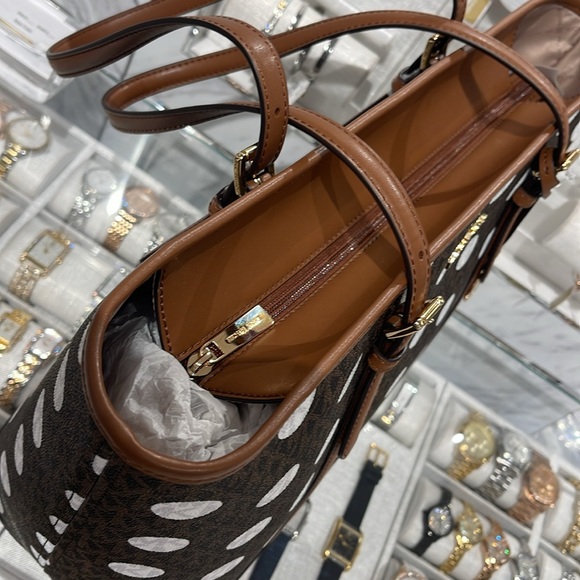 MICHAEL KORS JET SET TRAVEL LARGE TZ SHOULDER TOTE BAG MK BROWN DOTS
NWT - Picture 5 of 16